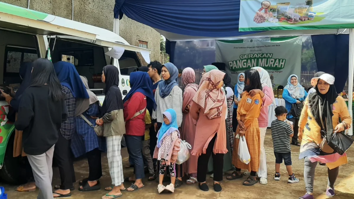 Upaya Stabilkan Harga Pangan hingga Kendalikan Inflasi, DKPP Jabar Gelar GPM di Cileunyi Bandung Gerakan Pangan Murah digelar Dinas Ketahanan Pangan dan Peternakan (DKPP) Provinsi Jawa Barat di wilayah Desa Cibiruwetan, Kecamatan Cileunyi, Kabupaten Bandung.