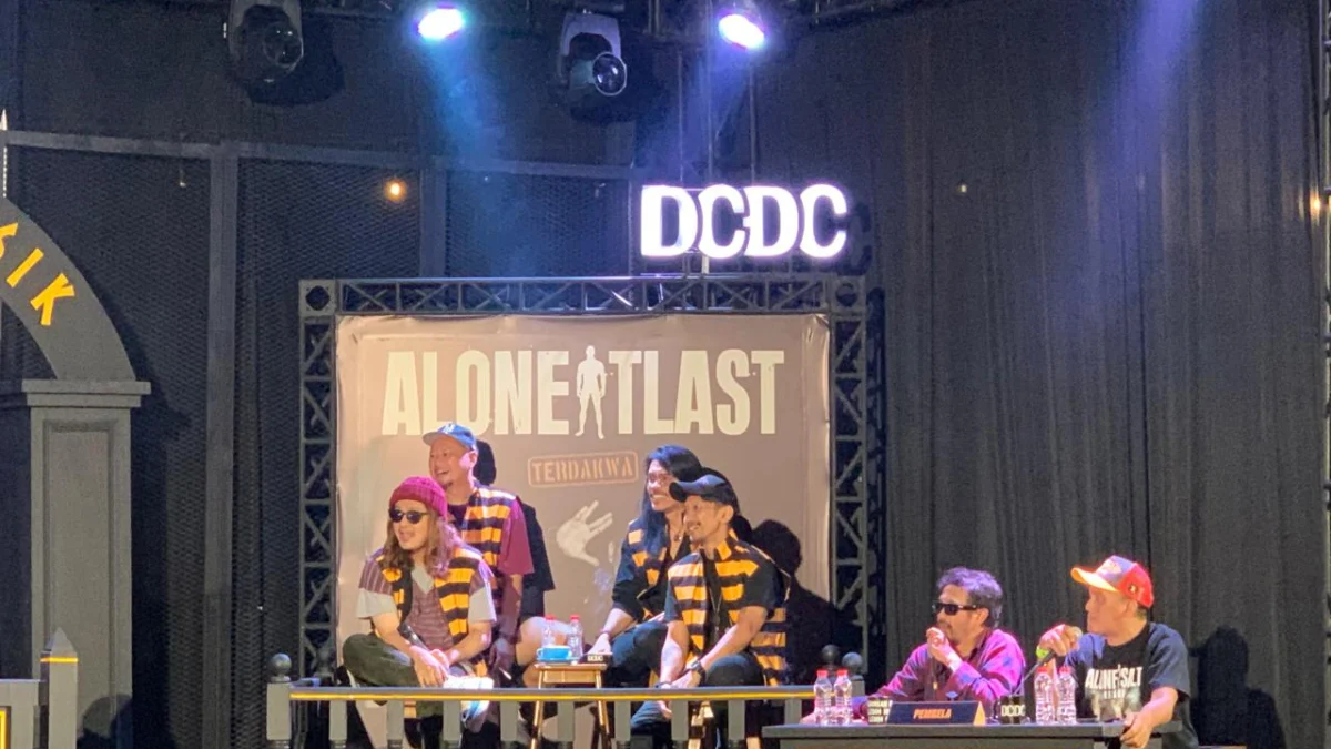 Sukses Dua Dekade Berkiprah, Alone At Last Lolos dari Dakwaan DCDC Pengadilan Musik Alone At Last saat menghadiri sidang DCDC Pengadilan Musik, di V.O.C Inlander Koffiehuis, Jalan Pahlawan no.70, Kamis (27/6) malam (Sadam Husen / JE)