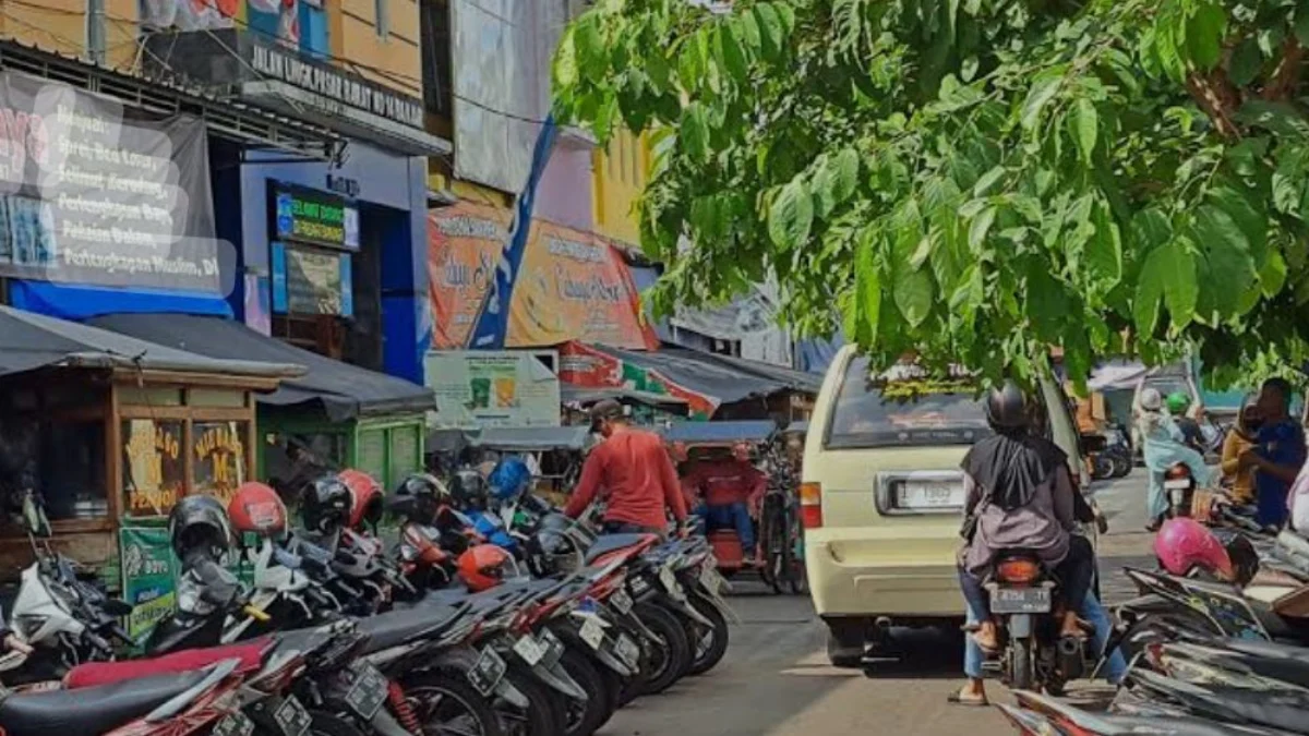 Nampak parkir kendaraan roda dua memadati area masuk ke Pasar Banjar. Lokasi parkir yang semoit dikeluhkan para pedagang, karena menyulitkan bagi pengunjung. (Cecep Herdi/Jabar Ekspres)