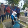 Optimalkan Pelayanan, Perumda Lakukan Uji Alir Air Bersih Direktur Perumdam Tirta Anom Kota Banjar E Fitrah Nur Kamilah melakukan uji coba pengaliran jaringan pipa baru-baru ini. (Cecep Herdi/Jabar Ekspres)