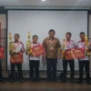 Para Pemenang The 28th Astra Honda Motor Technical Skill Contest 2024 pada kategori Service Advisor berfoto bersama dengan Denny Budiman selaku General Manager Technical Service PT Daya Adicipta Motora.