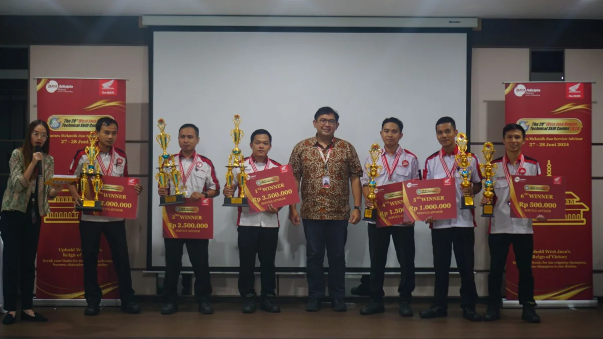 Para Pemenang The 28th Astra Honda Motor Technical Skill Contest 2024 pada kategori Service Advisor berfoto bersama dengan Denny Budiman selaku General Manager Technical Service PT Daya Adicipta Motora.