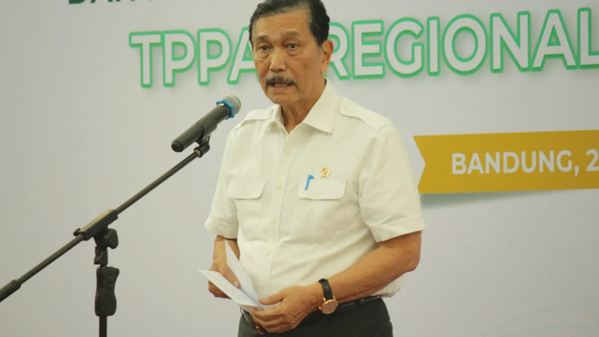 Menko Marves RI Luhut Binsar Pandjaitan memberikan sambutan pada forum Penandatanganan perjanjian kerja sama antara Pemprov Jabar dan Persero TPPAS Regional Legok Nangka di Gedung Sate, Jumat(28/6/24). (Pandu Muslim/Jabar Ekspres)