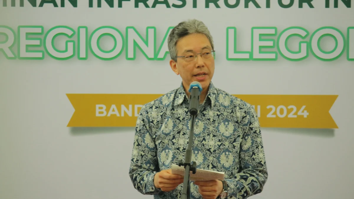 Delegasi Ministry of Environment Japan Hiroshi Ono memberikan sambutan pada forum Penandatanganan Perjanjian Kerja sama antara Pemprov Jabar dan Persero TPPAS Regional Legok Nangka di Gedung Sate, Jumat(28/6/24). (Pandu Muslim/Jabar Ekspres)