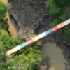 Telkom merekonstruksi jembatan gantung yang menghubungkan Desa Cimahpar dan Desa Bojongsari di Kabupaten Sukabumi.
