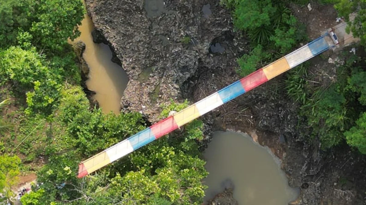 Telkom merekonstruksi jembatan gantung yang menghubungkan Desa Cimahpar dan Desa Bojongsari di Kabupaten Sukabumi.