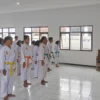 Pelaksanaan ujian kenaikan tingkat Gojuryu Karate-Do Assosiation Indonesia (Goju-Ass) yang diikuti 3 Dojo Karate di Kantor Kecamatan Cimanggung, Kabupaten Sumedang. (Yanuar/Jabar Ekspres)