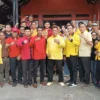 Jajaran DPD Golkar Banjar bersama DPC PDI Perjuangan Banjar bertemu dalam kunjungan silaturahmi kedua partai di kantor DPC PDI Perjuangan jalan Brigjen M Isa Kota Banjar, Sabtu 29 Juni 2024. (Cecep Herdi/Jabar Ekspres)