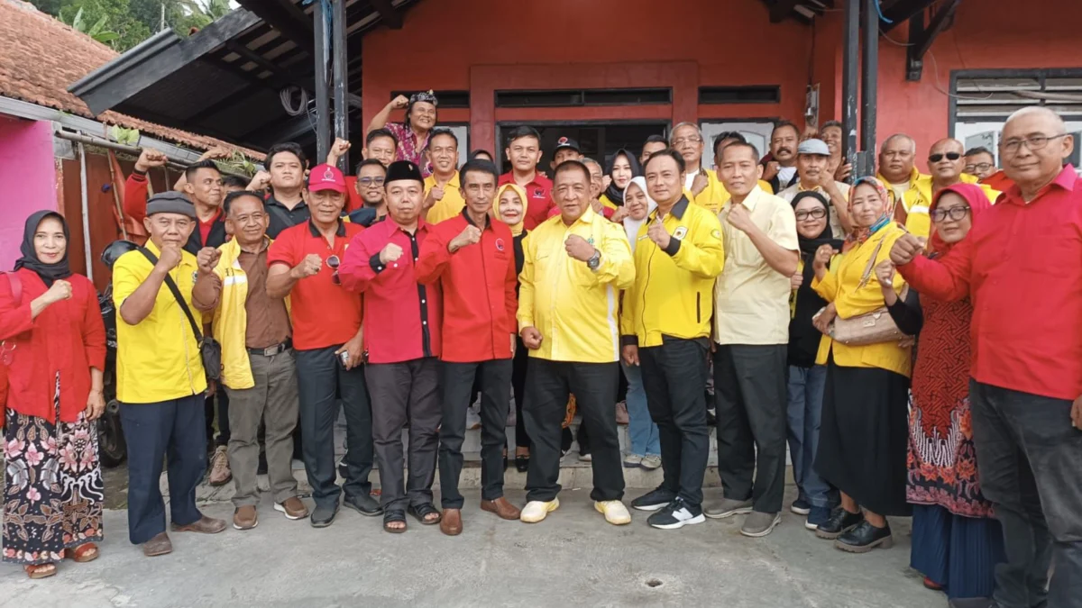 Jajaran DPD Golkar Banjar bersama DPC PDI Perjuangan Banjar bertemu dalam kunjungan silaturahmi kedua partai di kantor DPC PDI Perjuangan jalan Brigjen M Isa Kota Banjar, Sabtu 29 Juni 2024. (Cecep Herdi/Jabar Ekspres)