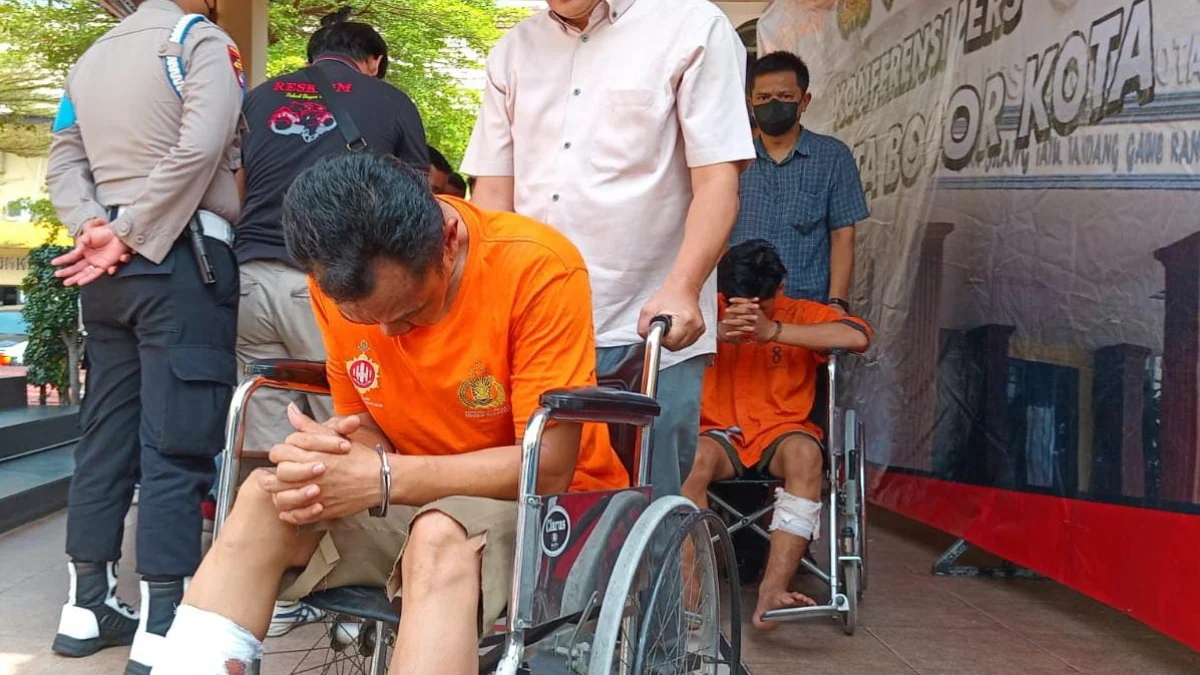Sejumlah pelaku curanmor saat digiring petugas di Mapolresta Bogor Kota, Rabu (12/6). (Yudha Prananda / Jabar Ekspres)