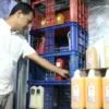 Kisah UMKM Jabar, Sukses Hilirisasi Buah-Buahan hingga Kewalahan Penuhi Permintaan Hotel Bintang Lima BERSAING : Ayip Yusup menunjukkan sejumlah stok konsentrat jus dalam freezernya di rumah produksi, Batujajar, Kabupaten Bandung Barat, Sabtu (1/6)