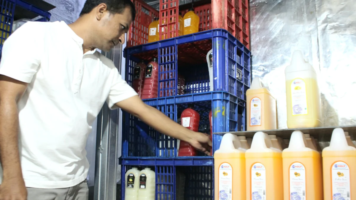 Kisah UMKM Jabar, Sukses Hilirisasi Buah-Buahan hingga Kewalahan Penuhi Permintaan Hotel Bintang Lima BERSAING : Ayip Yusup menunjukkan sejumlah stok konsentrat jus dalam freezernya di rumah produksi, Batujajar, Kabupaten Bandung Barat, Sabtu (1/6)