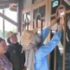 Petugas Pantarlih saat melakukan proses Coklit di wilayah Kecamatan Sindangkerta, KBB. Minggu (30/6). Foto KPU KBB