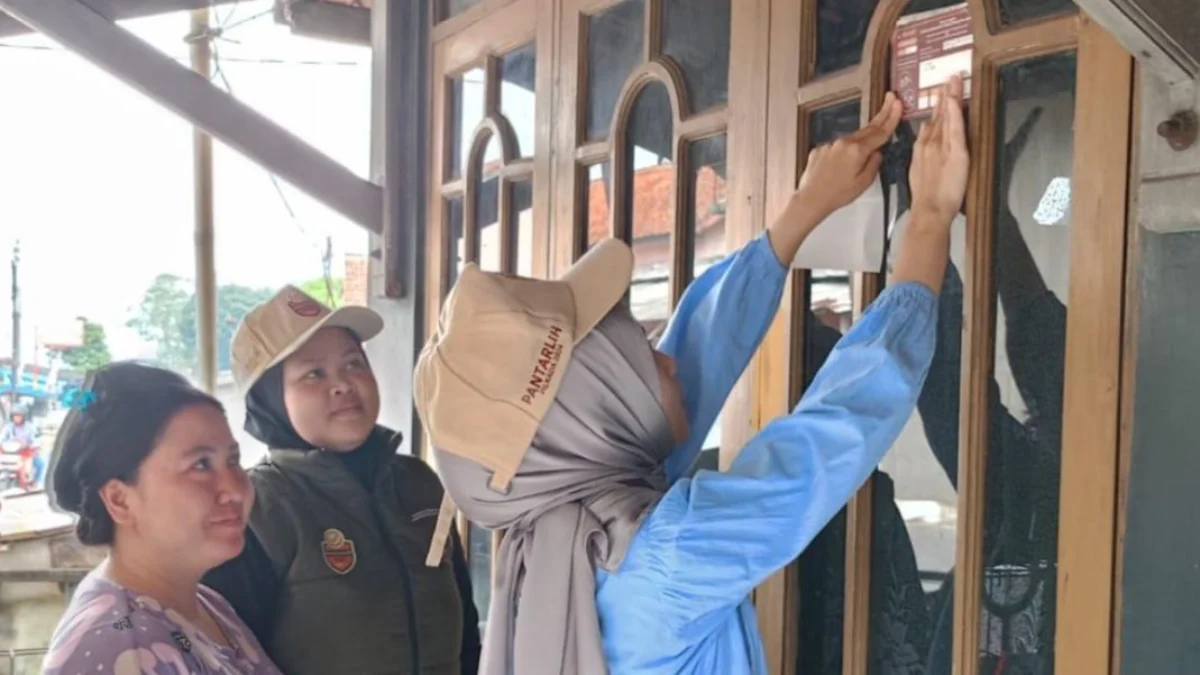 Kerahkan Ribuan Pantarlih, KPU KBB Mulai Lakukan Coklit Pilkada Serentak Petugas Pantarlih saat melakukan proses Coklit di wilayah Kecamatan Sindangkerta, KBB. Minggu (30/6). Foto KPU KBB