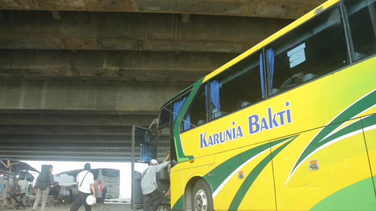 Ilustrasi: Armada bus tengah menaik-turunkan penumpang di simpang Cileunyi, Kabupaten Bandung. (Pandu Muslim/Jabar Ekspres)