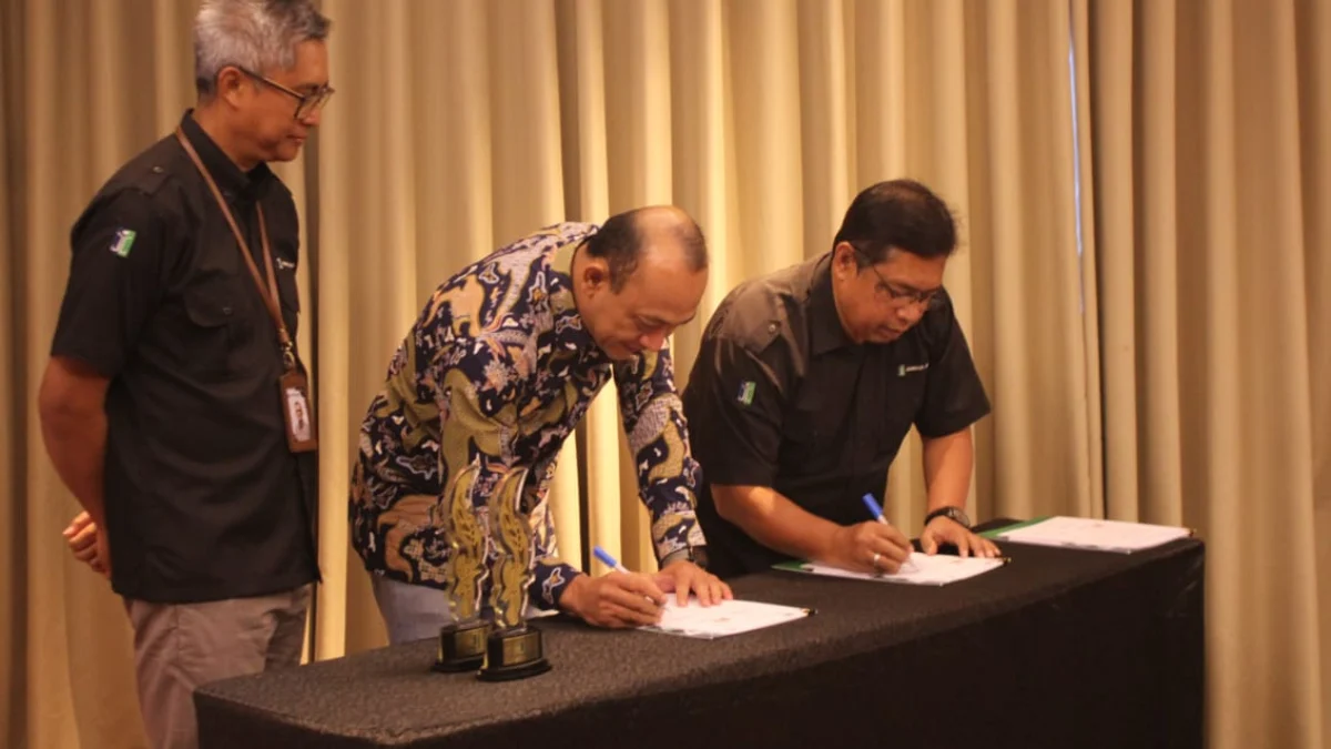 Lebarkan Pasar Bisnis, PT Jamkrida Jabar Teken Kerja Sama dengan Koperasi, BPR, hingga Perusahaan Pialang Asuransi Nasional KOMITMEN : Direktur Keuangan (Plt. Direktur Utama) PT Jamkrida Jabar Agus Subrata (kanan) didampingi Direktur Operasional PT Jamkrida Jabar Taufiek Dharviandi (kiri) saat penandatanganan PKS dengan perusahaan mitra di Kota Bandung, Kamis (20/6).(son)