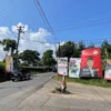 Pilkada 2024 Bandung Barat, Berkah Bagi Para Pemasang Spanduk Baliho berukuran besar para kandidat Bacabup Bandung Barat di Jalan Mekarsari, Kecamatan Ngamprah, KBB. Jumat (14/6). Dok Jabar Ekspres/wit