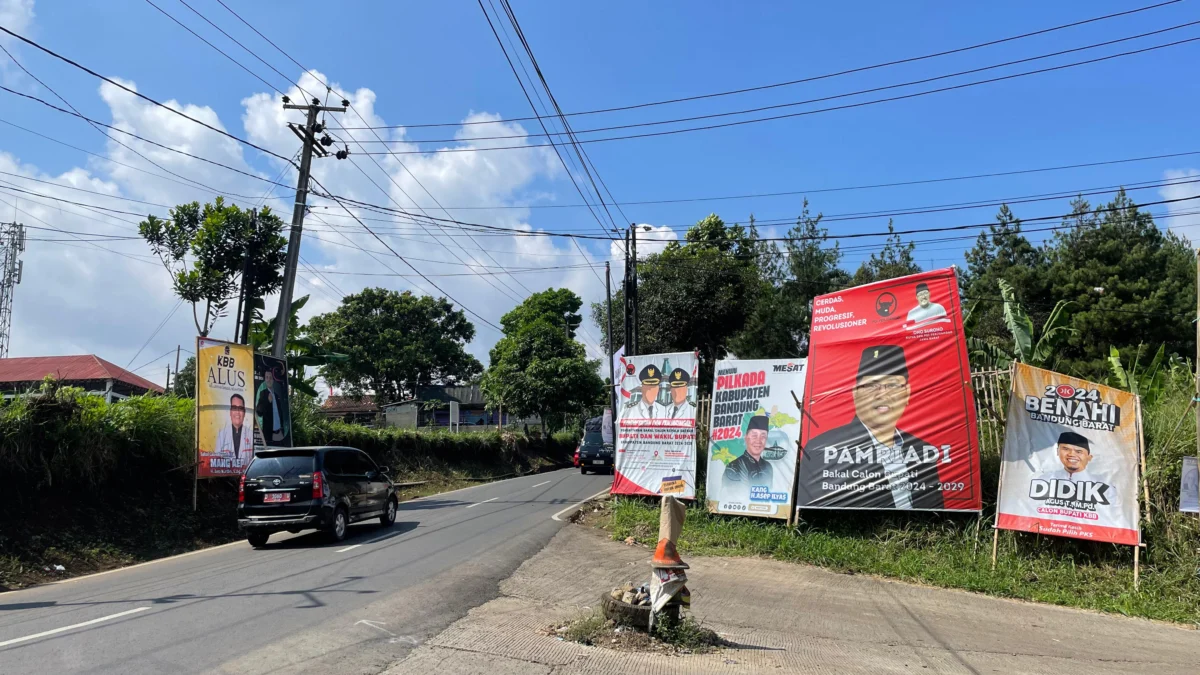 Baliho berukuran besar para kandidat Bacabup Bandung Barat di Jalan Mekarsari, Kecamatan Ngamprah, KBB. Jumat (14/6). Dok Jabar Ekspres/wit