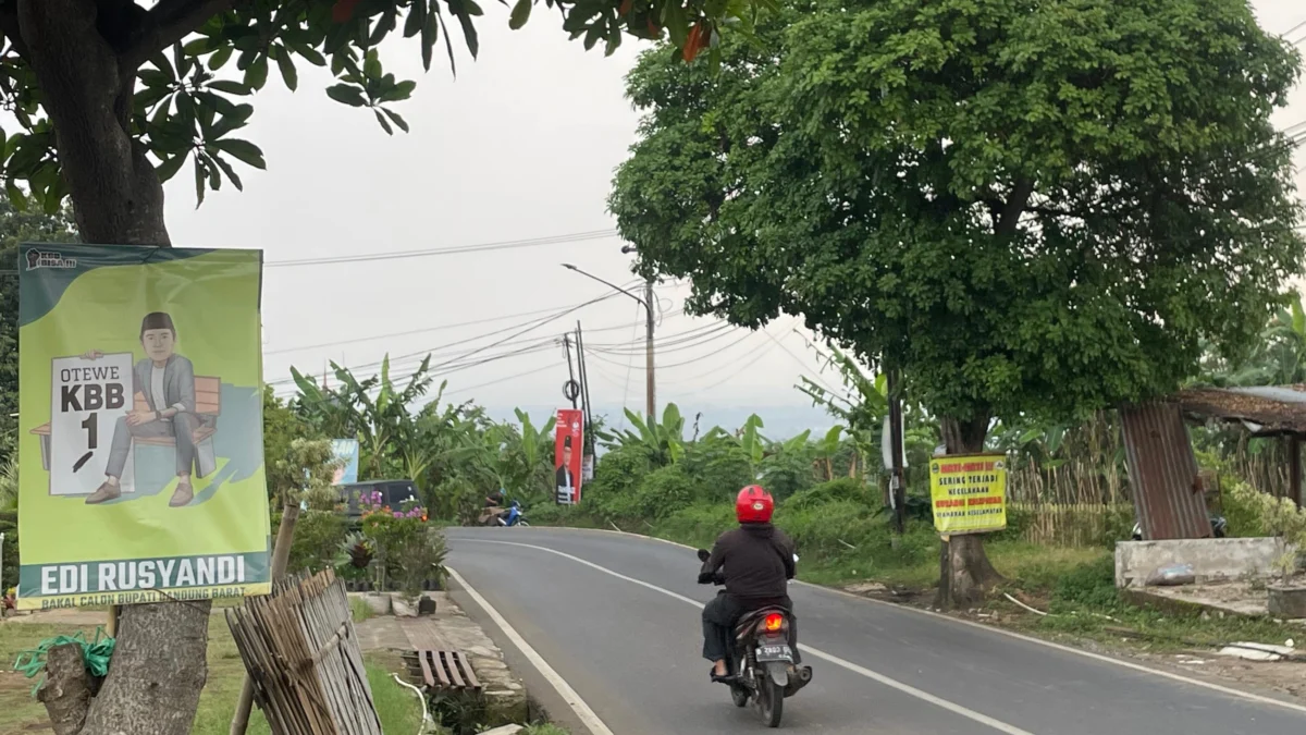 Para sang kandidat calon bupati Bandung Barat pasang atribut secara serampangan di berbagai titik. Senin (10/6). Dok Jabar Ekspres