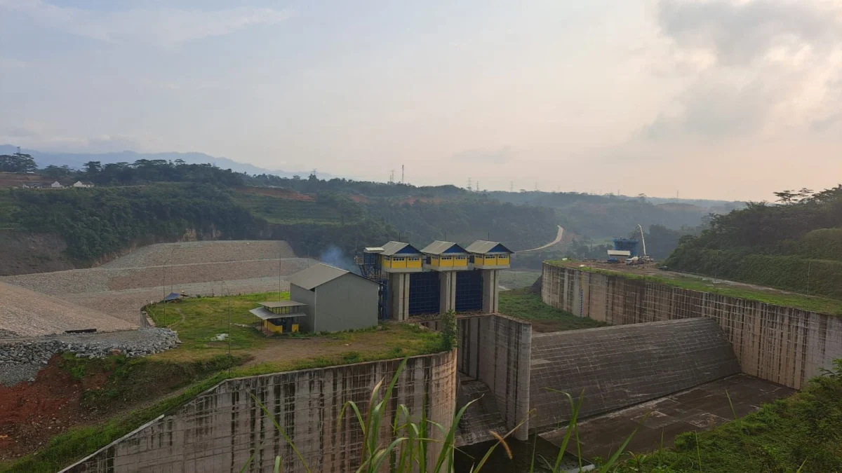 Bendungan Leuwikeris Capai 98 Persen, Siap Diresmikan Jokowi Bendungan Leuwi Keris telah mencapai 98 persen. Dalam waktu dekat, bendungan yang berada di Kabupaten Tasikmalaya dan Kabupaten Ciamis ini akan diresmikan oleh Joko Widodo. (Cecep Herdi/Jabar Ekspres)