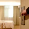Kisah Turis Didenda Rp6,5 Juta di Hotel Mewah Beijing, Apa yang Sebenarnya Terjadi?