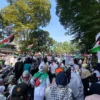 Massa aksi Jabar Lawan Zionis memadati Jalan Diponegoro, pada Sabtu (8/6) siang tadi. (Nizar/Jabar Ekspres)