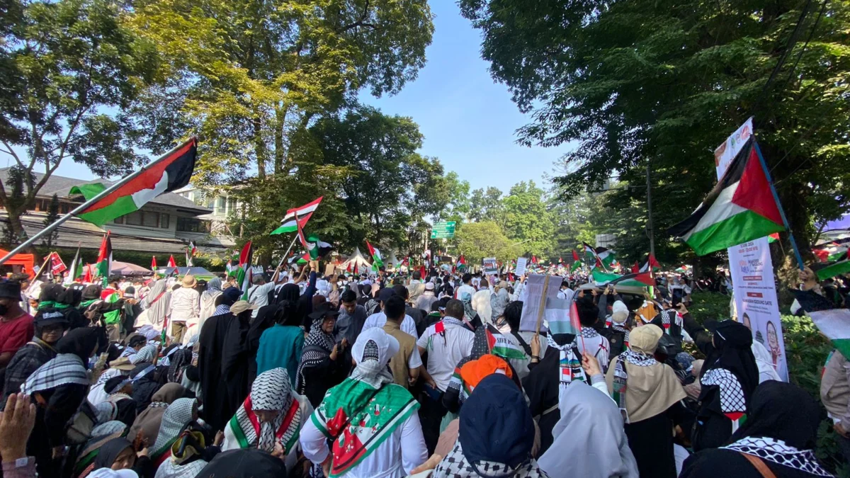 Jabar Lawan Zionis, Gerakan Aksi Massa Bela Palestina di Bandung Massa aksi Jabar Lawan Zionis memadati Jalan Diponegoro, pada Sabtu (8/6) siang tadi. (Nizar/Jabar Ekspres)