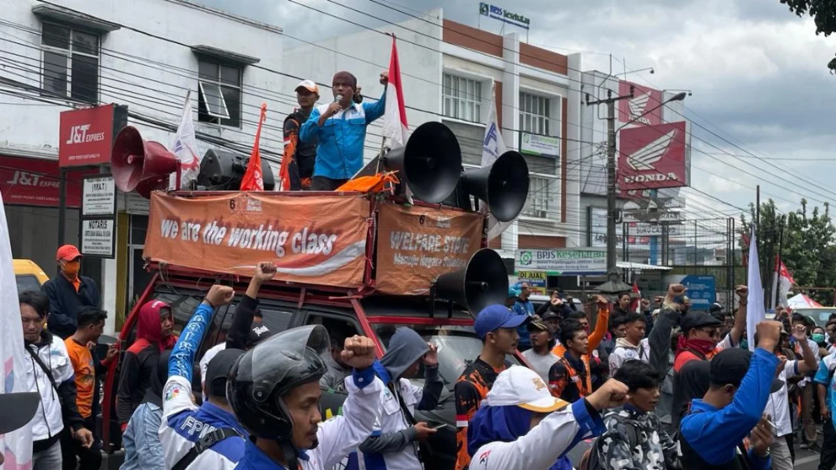 Ilustrasi buruh melakukan unjuk rasa di depan Gedung DPRD Kabupaten Bandung Barat. Dok Jabar Ekspres/Wit
