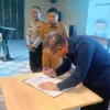 Tingkatkan Kualitas Pelayanan Publik, Layanan Darurat Call Center 112 Diluncurkan Doc. Pj Wali Kota Cimahi, Dicky Saromi saat Penandatanganan Komitmen Peluncuran Call Center 112 Cimahi (Mong)