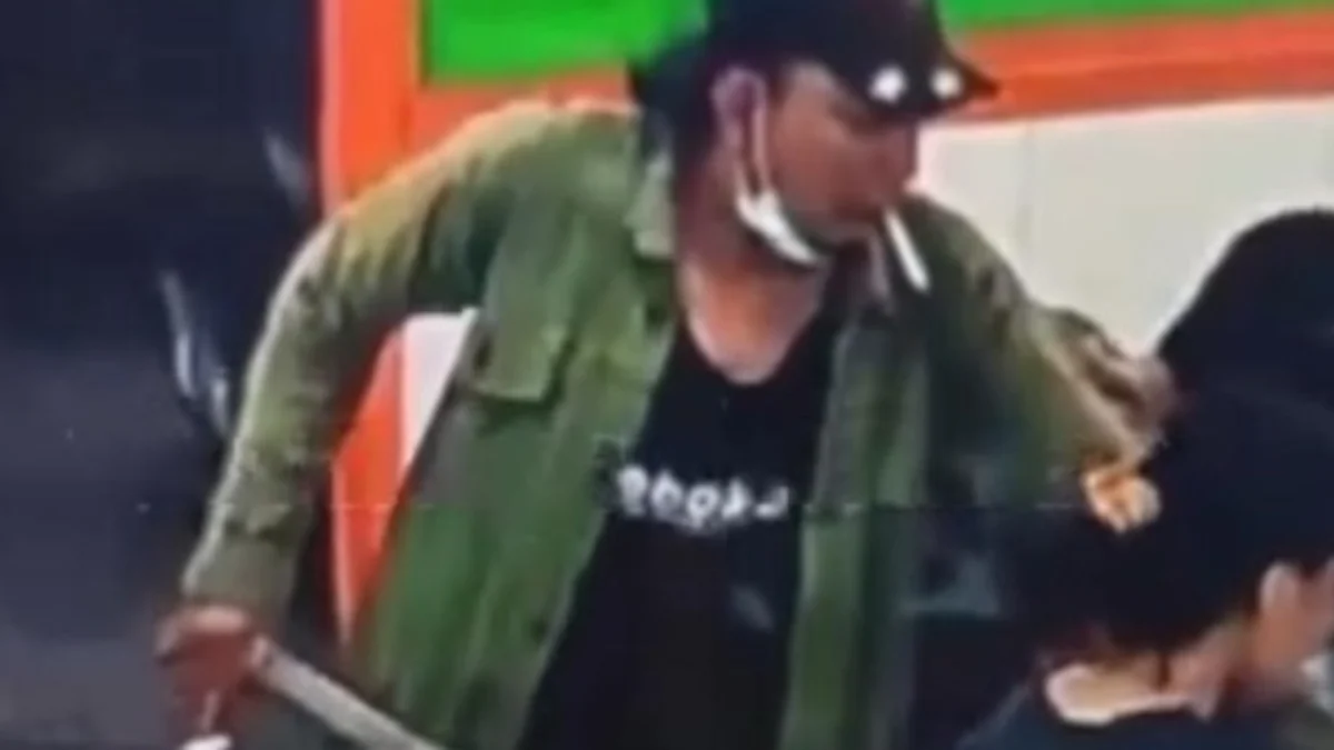Viral Pria Rampas HP Sambil Bawa Sajam di Jakarta Barat