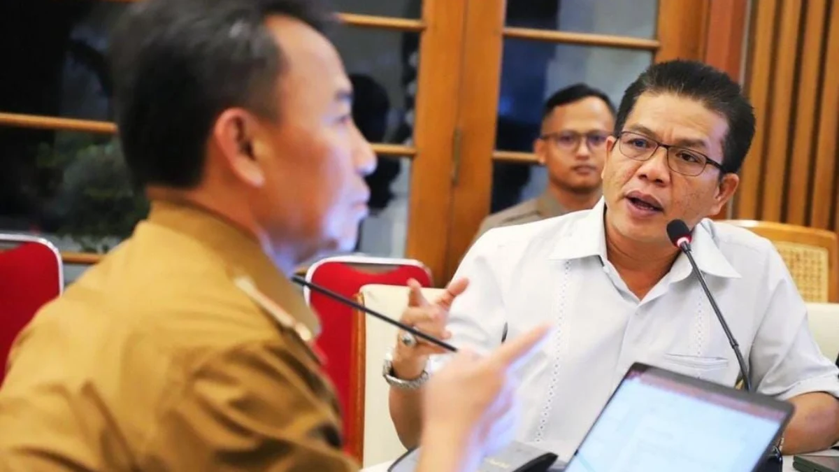 Bupati Bandung Dadang Supriatna bersama Pj. Sekda Jabar Herman Suryatman membahas terkait penambahan sekolah di Kabupaten Bandung. Foto Istimewa