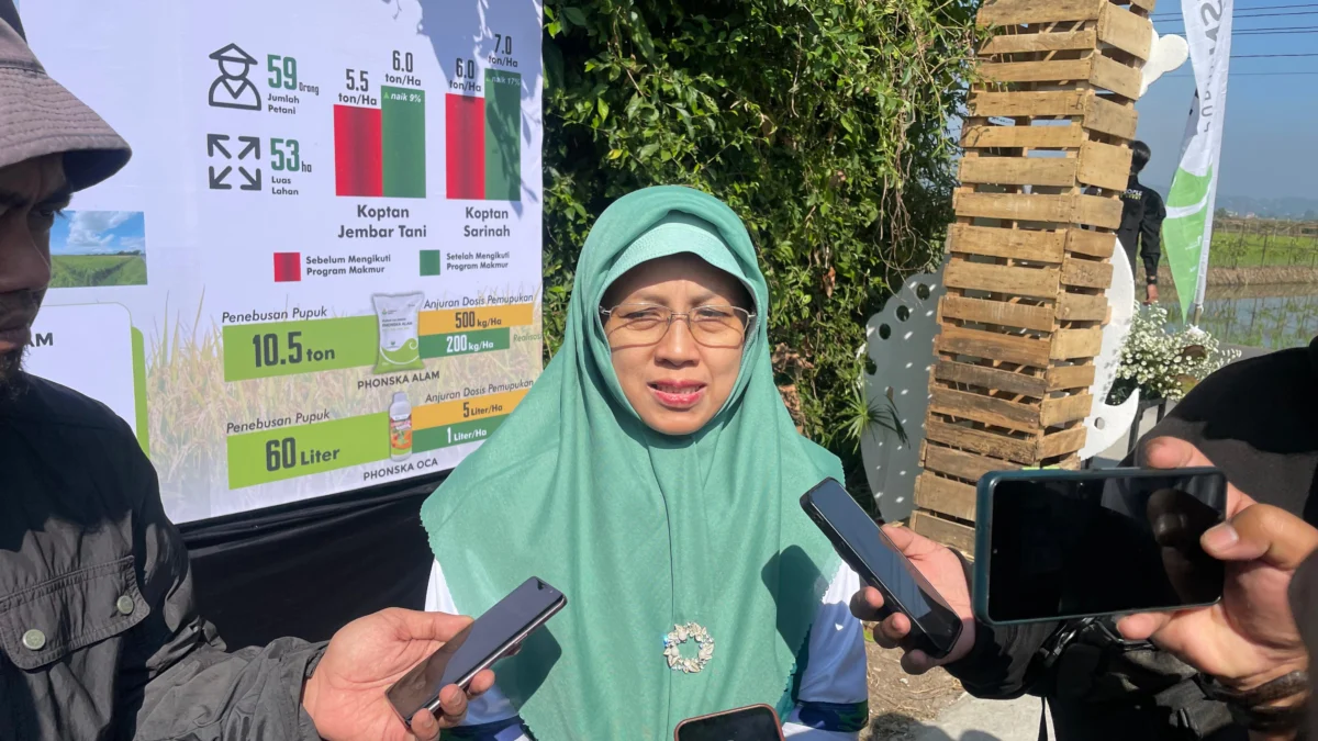 Kepala Dinas Pertanian Kabupaten Bandung Ningning Hendarsah saat ditemui awak media di Ciparay, Kabupaten Bandung, Jumat (21/6/2024). Foto Agi Jabar Ekspres