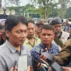 Ribuan driver Ojek Online atau Ojol melakukan aksi unjuk rasa menolak tarif murah di depan Gedung Sate, Kota Bandung, Selasa 25 Juni 2024.
