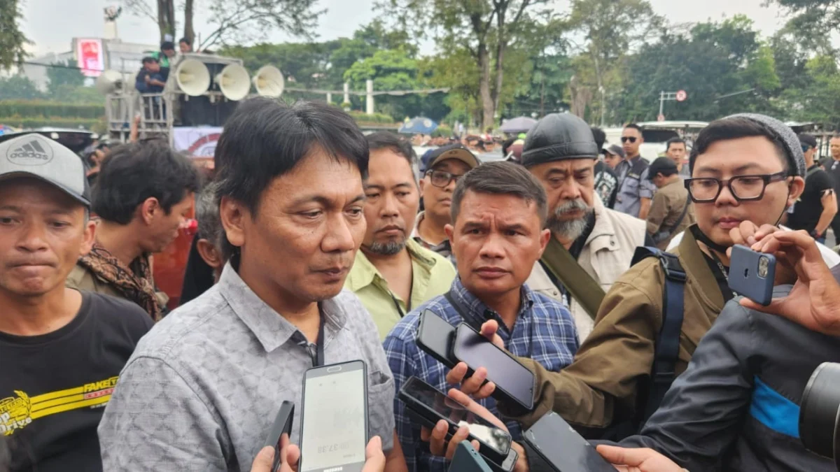 Ribuan driver Ojek Online atau Ojol melakukan aksi unjuk rasa menolak tarif murah di depan Gedung Sate, Kota Bandung, Selasa 25 Juni 2024.