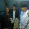 Pj Gubernur Jawa Barat Bey Machmudin memberikan bantuan kepada masyarakat prasejahtera di Kampung Babakan Ampera, Desa Jayagiri, Kecamatan Lembang, Kabupaten Bandung Barat. (Pandu Muslim/Jabar Ekspres)