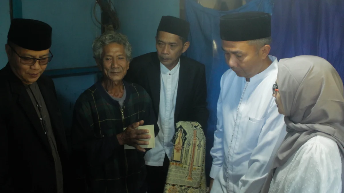 Ada di Tanah Desa, Perbaikan Rumah Kampung Ampera Jayagiri Sulit Disentuh Program Rutilahu Pj Gubernur Jawa Barat Bey Machmudin memberikan bantuan kepada masyarakat prasejahtera di Kampung Babakan Ampera, Desa Jayagiri, Kecamatan Lembang, Kabupaten Bandung Barat. (Pandu Muslim/Jabar Ekspres)