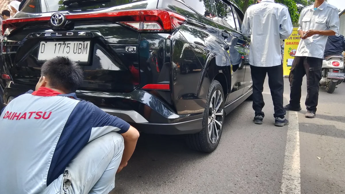 Doc. Uji Emisi Kendaraan Hari Kedua DLH Cimahi di Jalan H.M.S Mintaredja, Kelurahan Baros, Rabu (12/6). (Mong)