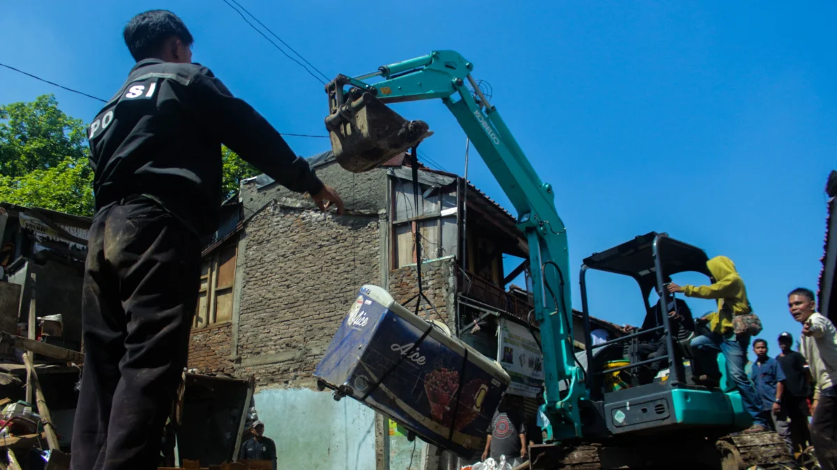Perbaikan Pipa Jebol di Cibangkong Bandung Ditargetkan Selesai Hari Ini Ekskavator turut dikerahkan untuk membersihkan puing rumah yang rusak akibat pecahnya pipa milik PDAM Tirnawening di Cibangkong, Kota Bandung. (Pandu Muslim Jabar Ekspres)