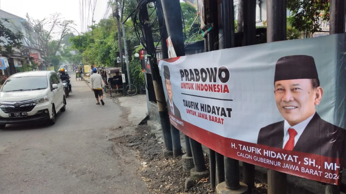 Komunikasi Dedi Mulyadi dengan DPD Gerindra Jabar Belum Hangat, Pengamat Nilai DPD Tak Ada Otoritas Pencalonan Spanduk bergambar Ketua DPD Gerindra Jabar Taufik Hidayat di Jalan Soekarno Hatta.(son)