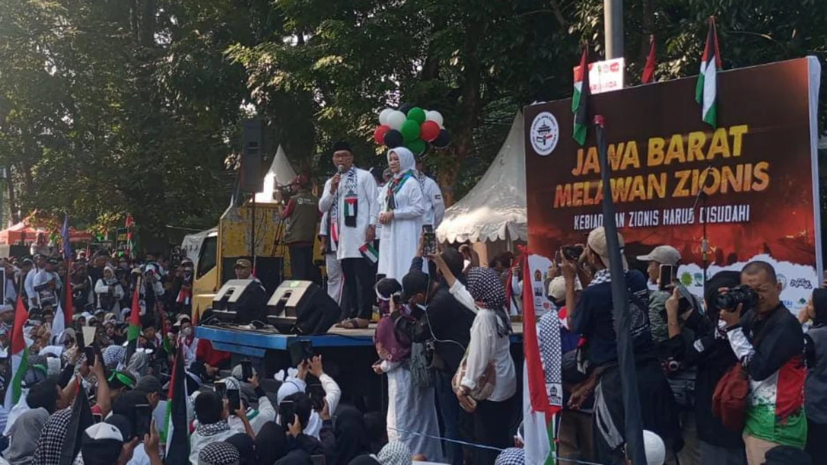 Ridwan Kamil: Semua Usaha Kita Lakukan untuk Membela Palestina Mantan Gubernur Jawa Barat (Jabar), Ridwan Kamil saat berada di atas podium Jawa Barat Melawan Zionis, di depan Gedung DPRD Jabar, Sabtu (8/6). (Nizar/Jabar Ekspres)