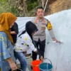 Ibu-ibu di Kampung Cimerang, Desa Citatah, Kecamatan Cipatat, KBB kegirangan saat Kapolres Cimahi AKBP Aldi Subartono memberikan air bersih. Jumat (21/6). Foto Jabar Ekspres/wit