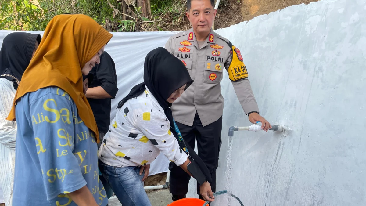 Ibu-ibu di Kampung Cimerang, Desa Citatah, Kecamatan Cipatat, KBB kegirangan saat Kapolres Cimahi AKBP Aldi Subartono memberikan air bersih. Jumat (21/6). Foto Jabar Ekspres/wit