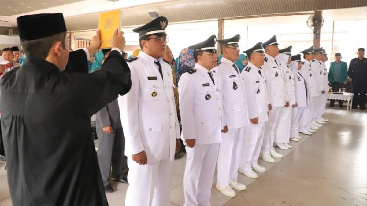 Dari 165 Desa di KBB, Jabatan 10 Kades Diperpanjang Lagi 2 Tahun 10 Kades di wilayah Kecamatan Ngamprah, Bandung Barat diambil sumpah jabatan perpanjangan 2 tahun. Senin (3/6). Dok Jabar Ekspres