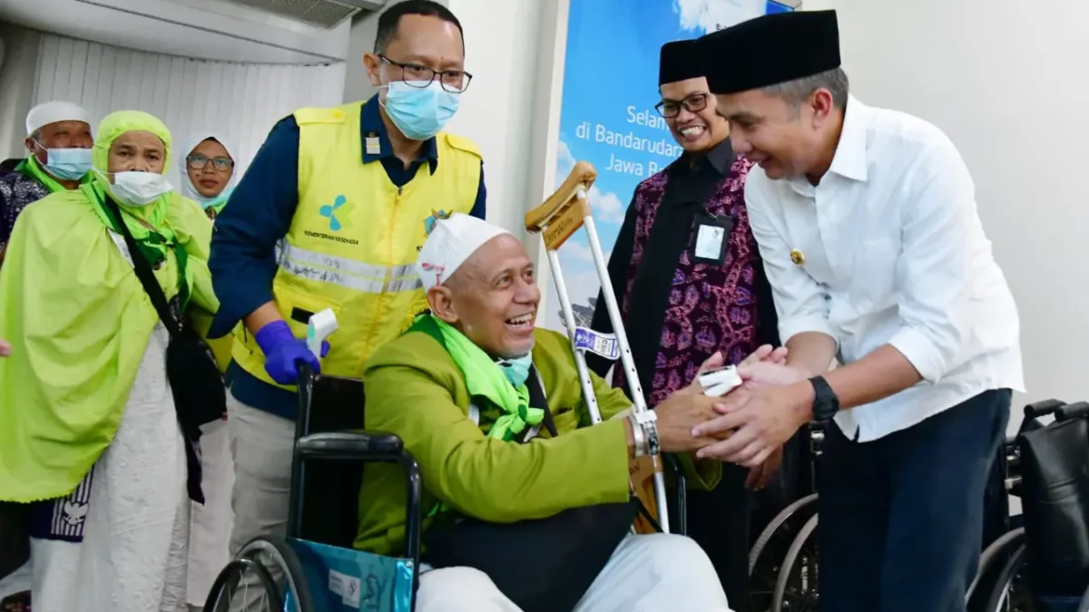 Bey Machmudin Sambut Kedatangan 440 Jemaah Haji Kloter 1 di BIJB Kertajati Bey Machmudin Sambut Kedatangan 440 Jemaah Haji Kloter 1 di BIJB Kertajati