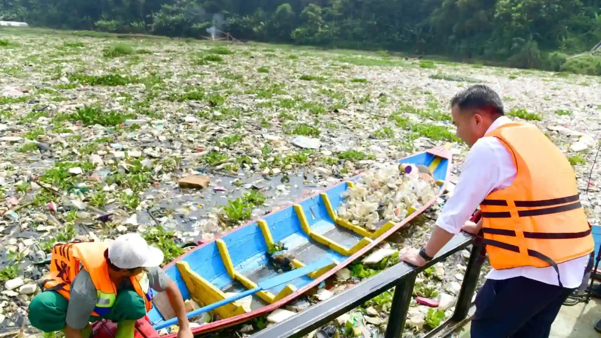 Bey Machmudin Cek Citarum Jembatan Babakan Sapaan yang Penuh Sampah