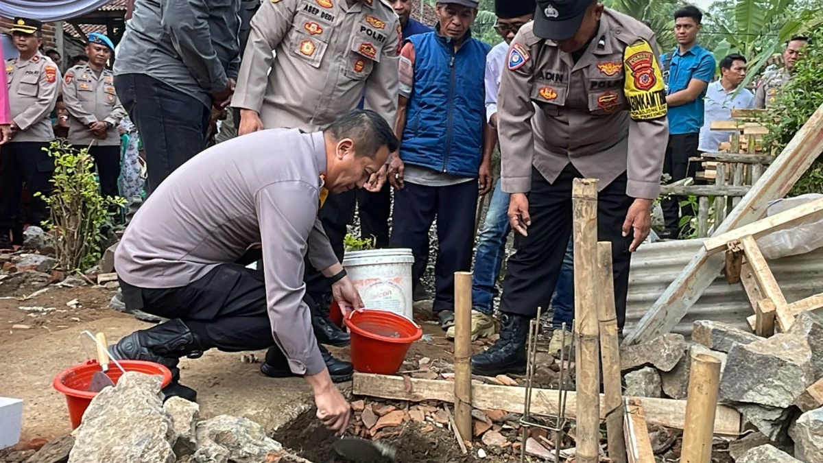 Kapolresta Bandung Kombes Pol Kusworo Wibowo meletekan batu pertama pembangunan Rutilahu di Desa Bojongkunci, Pameungpeuk, Kabupaten Bandung, Selasa (11/6). Foto Agi