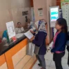 Ilustrasi: Masyarakat mengantre di bagian pelayanan Kecamatan, Rabu (5/6). (Pandu Muslim/Jabar Ekspres)