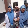 Dok. Pihak keluarga Pegi Setiawan alias Perong saat lakukan penjengukan di Mapolda Jabar pasa beberapa waktu lalu. Foto. Sandi Nugraha