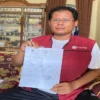 Pedagang Pasar Banjar Tolak Edaran Pencabutan Kartu Hak Huni Kios Kepala Paguyuban Keluarga Besar Pedagang Pasar Banjar (KBPPB) Aa Sukmana menunjukkan surat edaran dari Dinas KUKMP Kota Banjar, terkait hak huni kios kelas 1. (Cecep Herdi/Jabar Ekspres)