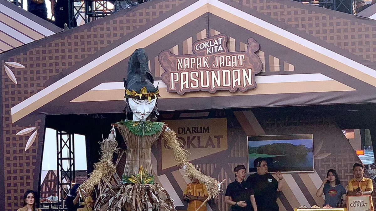 Kesenian asal Kabupaten Ciamis, Bebegig Sukamantri saat tampil di Perhelatan Napag Jagat Pasundan, Sabtu (22/6).